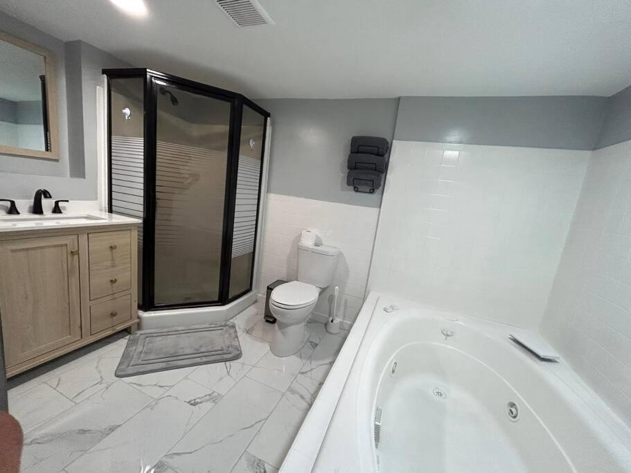 Comfy Lower Lvl Apt With Jetted Tub Near Uptown And Unc Charlotte Kültér fotó
