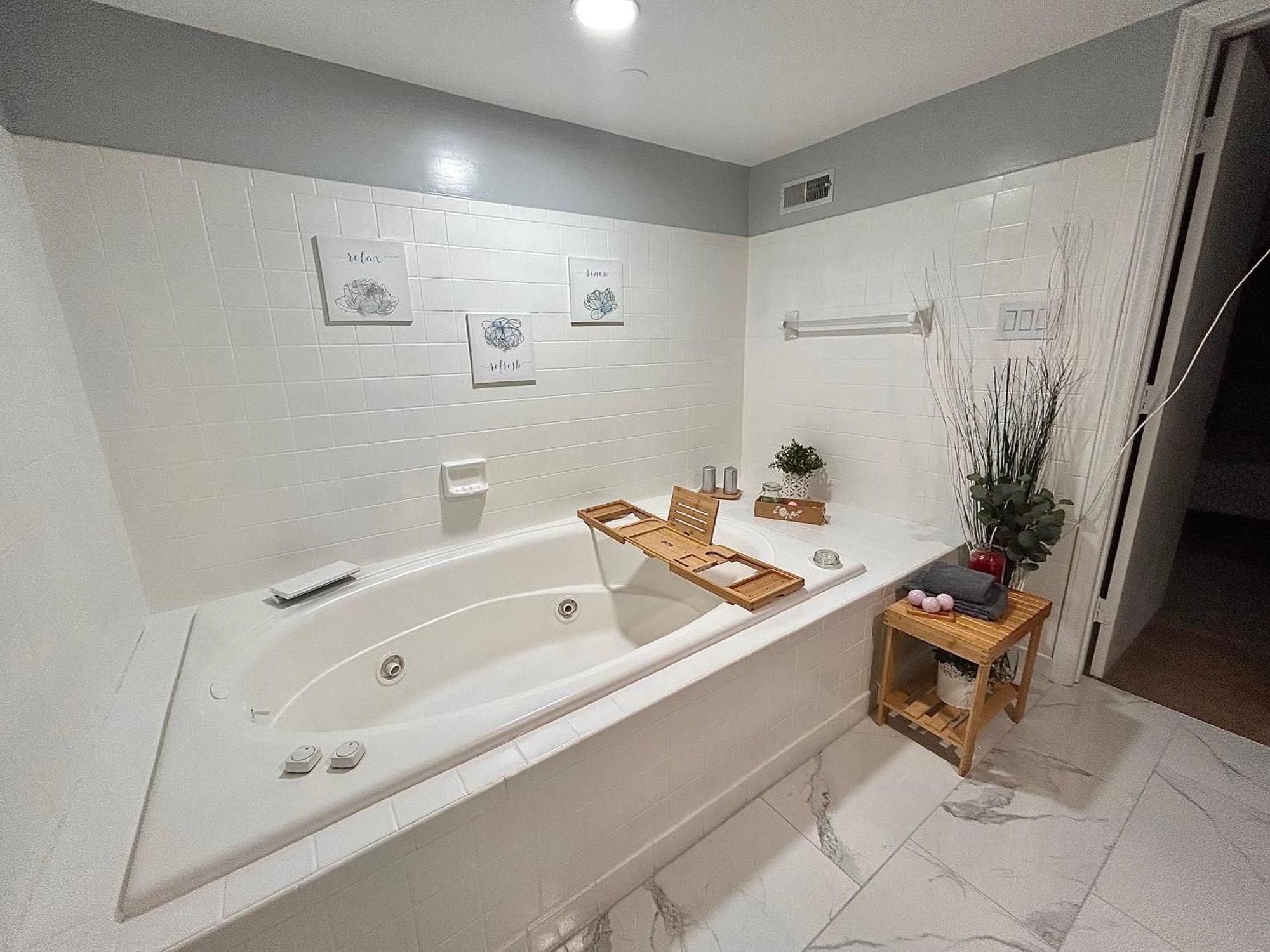Comfy Lower Lvl Apt With Jetted Tub Near Uptown And Unc Charlotte Kültér fotó